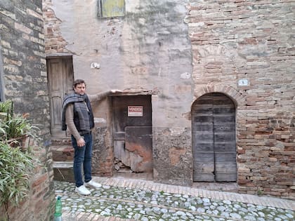 Diego Albanesi, en la casa de su tatarabuelo Francisco Albanesi, donde nació su bisabuelo Giuseppe.