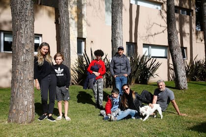 María Gabriela Jiménez y Daniel Fasano y Ana Manzotti y Diego Martirene son amigos y se instalaron con los hijos de las dos familias en Pinamar