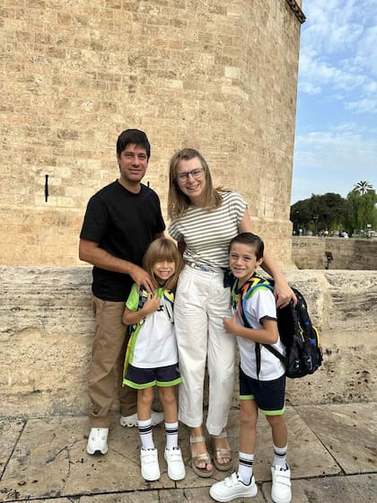 Diego Antuña con su mujer y sus dos hijos menores en las torres de Serranos