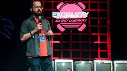 Diego Aranha, auditor del sistema de voto electrónico de Brasil, durante su presentación en la conferencia de seguridad EkoParty