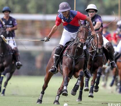Diego Araya en acción; el polo, su pasión y su sustento como profesional, le jugó una mala pasada en el último día de febrero.