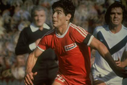 Diego Armando Maradona con la remera número 10 de Argentinos Juniors y la primera publicidad del fútbol argentino