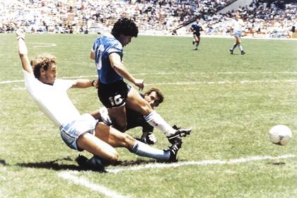 Diego Armando Maradona convierte el segundo gol contra Inglaterra