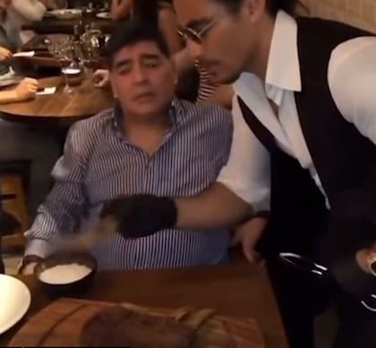 Diego Armando Maradona en uno de los restaurantes de Salt Bae