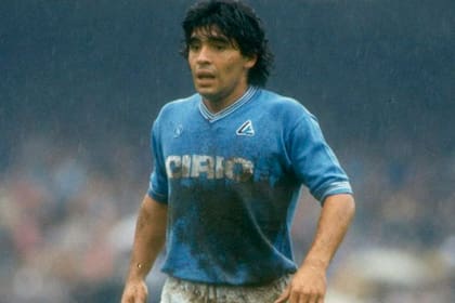 Diego Armando Maradona jugando para el Napoli