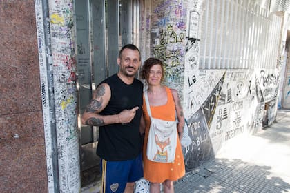 Diego Barranco y Karina Borrajo, vecinos de Antezana 247, recuerdan el paso de los traperos Duki, YSY y Neo