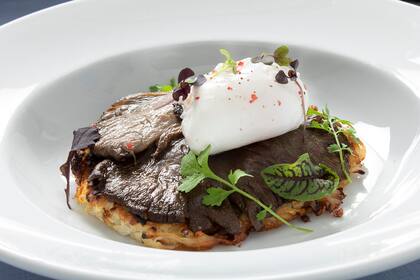 Diego Berduc de Trufa restaurante propone una bruschetta con gírgolas y huevo poche.