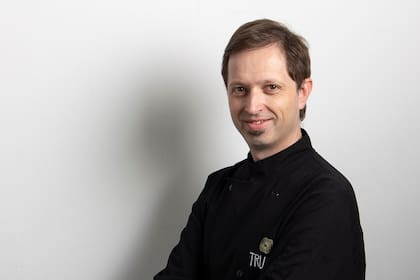 Diego Berduc, elige las gírgolas para mostrar su cocina.