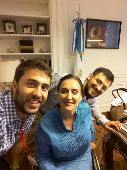 Diego Blas presentó su creación, ErniBike, a la vicepresidenta de la Nación, Gabriela Michetti, junto a un colaborador del equipo ErniBike, Pablo Campero