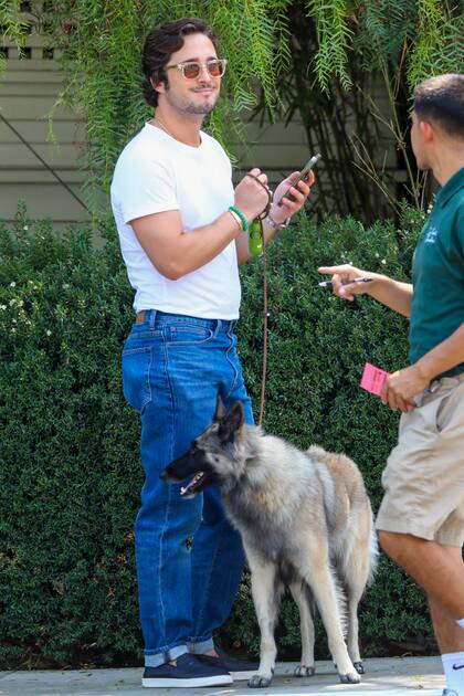 Diego Boneta salió a pasear a su perro en West Hollywood
 