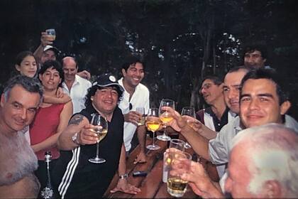 El brindis improvisado con Cóceres, su familia, y sus amigos: Diego se negaba a que el golfista abra una botella de Champagne que fue entregada como trofeo en su carrera