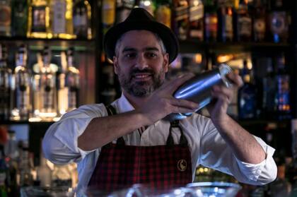 Diego Cabrera atiende a sus clientes en la barra de Salmón Gurú, su bar que cuenta con un plantel de 15 empleados