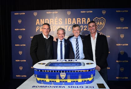 Diego Cagna, Andrés Ibarra, Mauricio Macri y Roberto Abbondanzieri, en la presentación de la maqueta para una nueva Bombonera para 105.000 personas