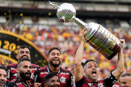 Diego, capitán de Flamengo, levanta la Copa Libertadores luego de vencer en la final a Athletico Paranaense en Guayaquil, Ecuador, el 29 de octubre de 2022