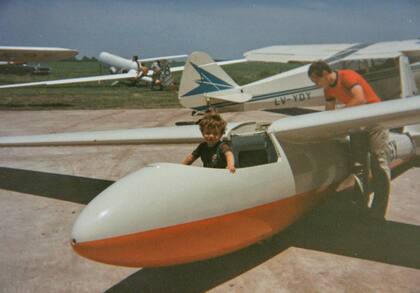 Diego Cardama de niño jugando en un avión, reflejando su vínculo temprano con la aviación familiar