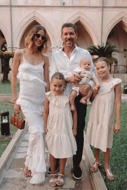 Diego, Carla y las felices tías Francesca y Valentina posan con Faustino