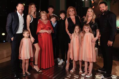 Diego, Carla y su hija Valentina; Nilda con sus nietos, Thiago, Theo y Francisco; Natalia (hermana de Cholo), Francesca, Aitana, Carla (hermana del DT) y su marido Gustavo Agüero.