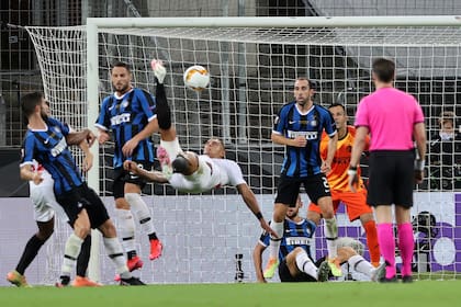 Diego Carlos, en el aire: el defensor brasileño ensaya una chilena: la pelota dará en el botín derecho de Romelu Lukaku y será el gol definitivo para que Sevilla consiga la Europa League ante Inter.