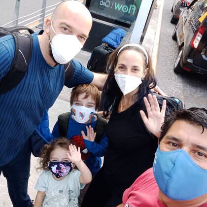 Diego, Caro y sus hijos, listos para volver a empezar.