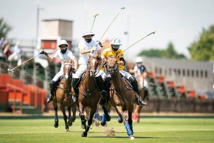 Diego Cavanagh, con "Poroto" Cambiaso detrás, en acción en la semifinal ganada por 13-11 al conjunto de Hilario Ulloa y Juan Britos.