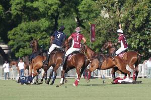 Video. Otro inquietante accidente en el polo: una yegua aplastó a un jugador