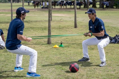 Diego Cavanagh y Juan Britos, de la Dolfina Polo Ranch, se preparan antes del partido.