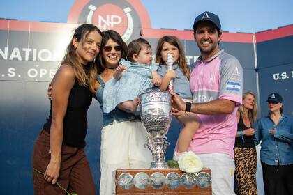 Diego Cavanagh y su mujer, Milagros Vicente, posan con sus dos hijas en el podio.