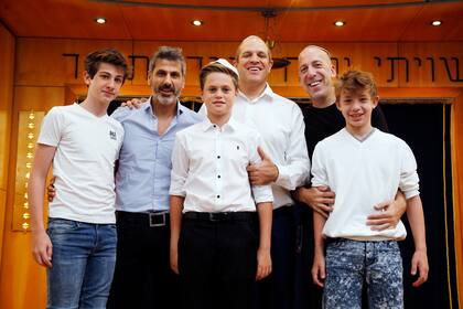 Diego (centro) y su hijo Juan, junto a Fabio y Fernando con sus hijos Federico y Luca, antes de que comience la cuarentena