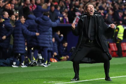 Diego "Cholo" Simeone festeja a lo loco el cuarto gol de Atlético de Madrid ante Barcelona