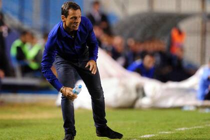 Diego Cocca con poco recambio para la doble competencia