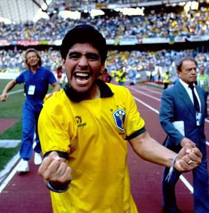 Diego, con la camiseta de su amigo Careca, tras eliminar a Brasil en Italia 90. Tremenda alegría. Detrás, Signorini.