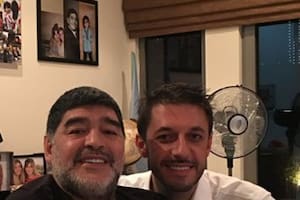 Diego Maradona lo borró a Sergio Agüero: tachó la cara del Kun en una foto