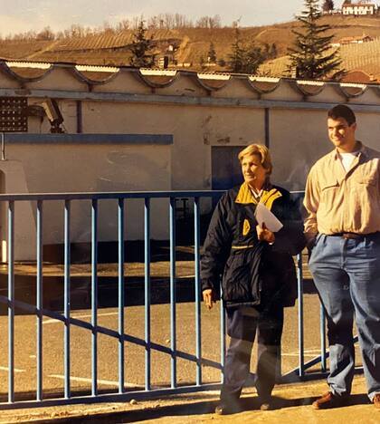 Diego con su abuela en Piamonte, Italia, hace unos 20 años.