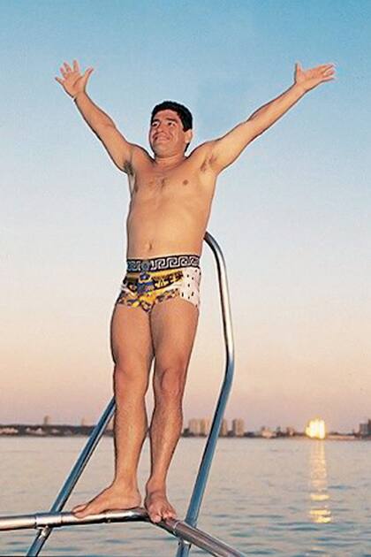 Diego con un traje de baño Versace muy similar al que ahora usa su ex yerno.