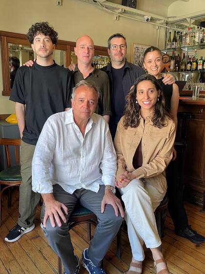 Diego Costa Peuser con el equipo curatorial de Pinta BAphoto, en el lanzamiento de la 20a edición en el bar Los Galgos