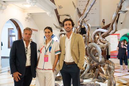 Diego Costa Peuser con su hijo Felipe, que también integra el grupo Pinta, y la curadora Irene Gelfman, con obra de Antonio Paucar