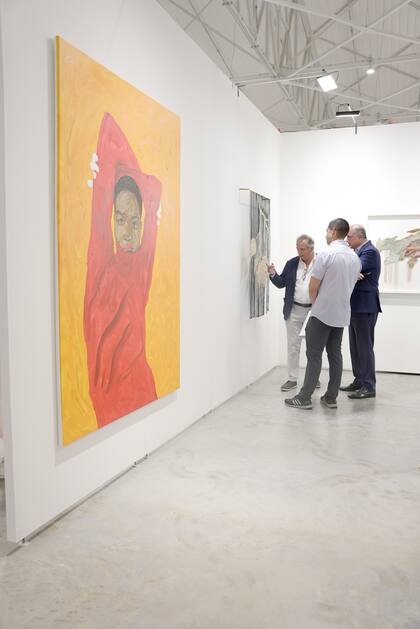 Diego Costa Peuser, director de Pinta Miami, muestra las obras que se exhiben en esta 16a edición de la feria