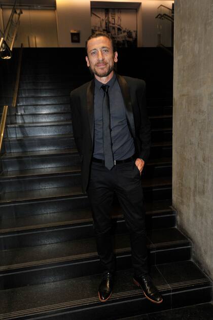 Diego Cremonesi​ posó elegante y orgulloso con su doble nominación a mejor actor protagonista en drama por su labor en Diciembre 2001 y en Las bellas almas de los verdugos
