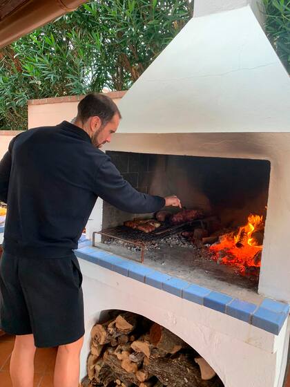 Diego de entrecasa, buen asador; le queda un año de contrato en Cagliari, con opción a uno más, y luego volverá para residir en Uruguay. ¿Jugará en Cerro, en Nacional? No lo definió, pero sí sabe que hará el curso de técnico