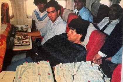 Diego duerme en el vuelo, Juan Pablo Reynal sentado al lado, y en la ventanilla, Lalo Maradona