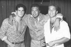 Diego “El Mono” D’Alvia en Bulldog, el boliche con el que hizo su primera experiencia porteña, junto a Sergio, el portero del local y Fernando Bigliani, un amigo de Highland