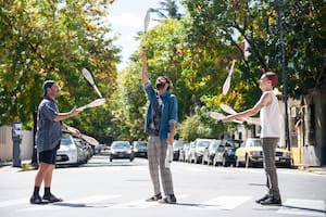 Tres malabaristas de semáforo hacen una obra como forma de visualizar una práctica invisibilizada