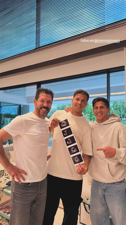 Diego, Gianluca y Giuliano Simeone con las imágenes de la ecografía