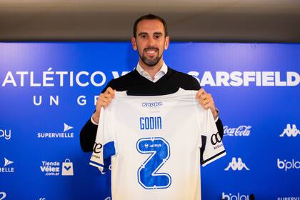 Diego Godín en su presentación en Vélez, donde llegó para tener rodaje de cara al Mundial.