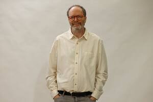 Diego Golombek, especialista en cronobiología, lleva la ciencia del tiempo al corazón de la vida cotidiana