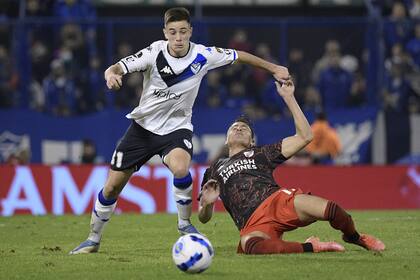 Diego Gomez, defensor de Vélez, ante Braian Romero