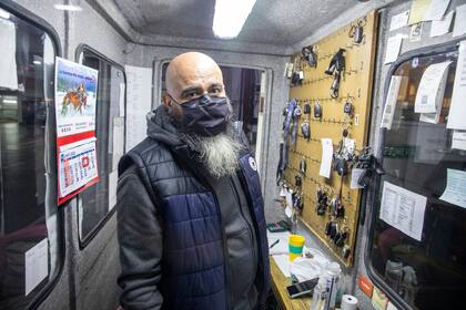 Diego Gómez, empleado de un estacionamiento ubicado en Lima 141.