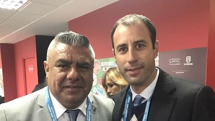 Diego Guacci posa junto a Claudio Chiqui Tapia