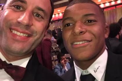 Diego Guacci posa junto a Kylian Mbappé, durante la gala del premio FIFA The Best 2018