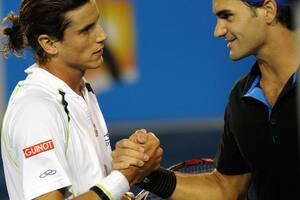 Diego Harfield se saluda con Federer en Roland Garros 2006; el misionero será ahora candidato a legislador provincial por La Libertad Avanza
